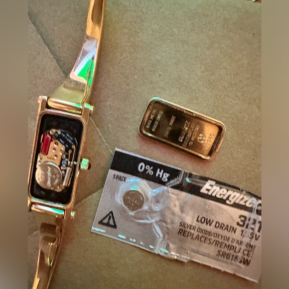 Gucci Horsebit
Vintage Gucci 1500L Horsebit Gold Plated Bangle Watch - Picture 14 of 15